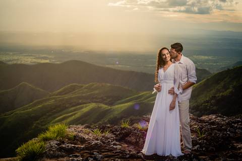 ensaio fotografico de pre wedding do casal Amanda e Julio no Mirante Alto do céu na Chapada dos Guimarães-MT. fotografia registrada pelo fotografo de casamento Sergio Simões em Rondonópolis-MT'