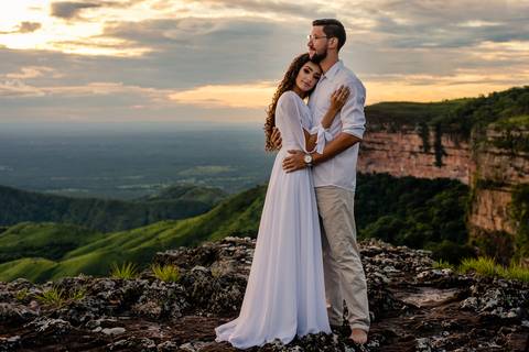 ensaio fotografico de pre wedding do casal Amanda e Julio no Mirante Alto do céu na Chapada dos Guimarães-MT. fotografia registrada pelo fotografo de casamento Sergio Simões em Rondonópolis-MT'