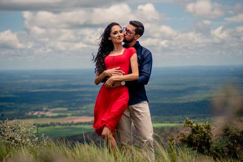 ensaio fotografico de pre wedding do casal Amanda e Julio no mirante na Chapada dos Guimarães-MT. fotografia registrada pelo fotografo de casamento Sergio Simões em Rondonópolis-MT'