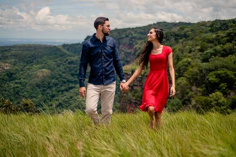 ensaio fotografico de pre wedding do casal Amanda e Julio no mirante na Chapada dos Guimarães-MT. fotografia registrada pelo fotografo de casamento Sergio Simões em Rondonópolis-MT'