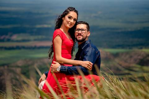 ensaio fotografico de pre wedding do casal Amanda e Julio no mirante na Chapada dos Guimarães-MT. fotografia registrada pelo fotografo de casamento Sergio Simões em Rondonópolis-MT'