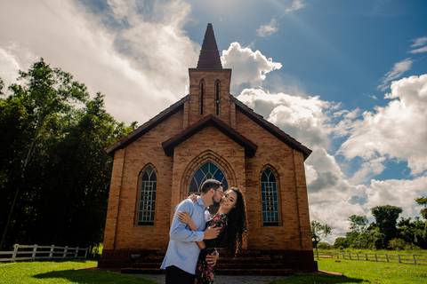 ensaio fotografico de pre wedding do casal Amanda e Julio no Igrejinha na Chapada dos Guimarães-MT. fotografia registrada pelo fotografo de casamento Sergio Simões em Rondonópolis-MT'