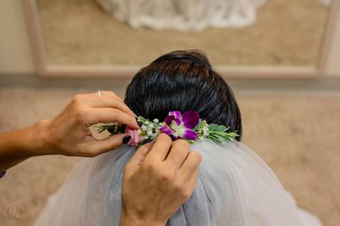 fotografia de making of da noiva Amanda no salão de beleza da Silvinha em Rondonópolis. Fotografo de casamento em rondonópolis Sergio Simões '