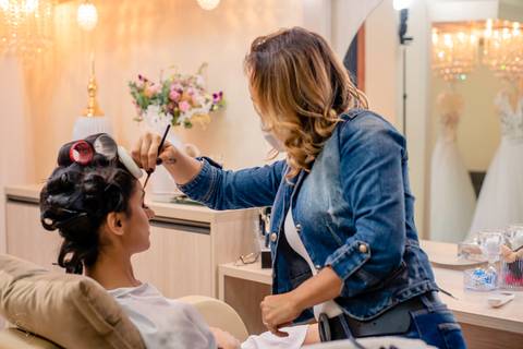 fotografia de making of da noiva Amanda no salão de beleza da Silvinha em Rondonópolis. Fotografo de casamento em rondonópolis Sergio Simões '
