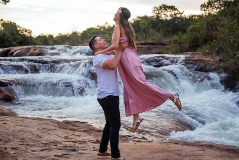sessão fotografica do casal Daiane e Willian na Cachoeira da Bom Jesus em São Lourenço Fatima, fotografo de casamento em Rondonópolis Sergio Simões'