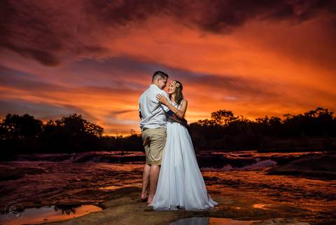 sessão fotografica do casal Daiane e Willian na Cachoeira da Bom Jesus em São Lourenço Fatima, fotos com um belo por do sol, fotografo de casamento em Rondonópolis Sergio Simões'