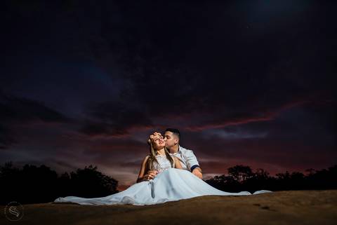 sessão fotografica do casal Daiane e Willian na Cachoeira da Bom Jesus em São Lourenço Fatima, fotos com um belo por do sol, fotografo de casamento em Rondonópolis Sergio Simões'