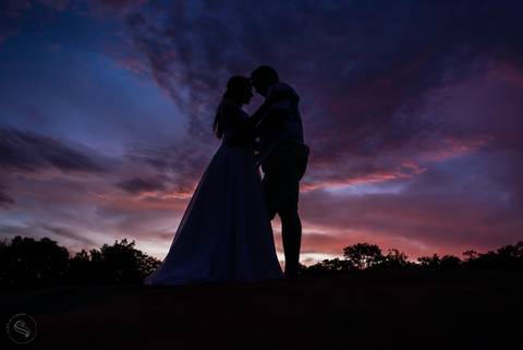 sessão fotografica do casal Daiane e Willian na Cachoeira da Bom Jesus em São Lourenço Fatima, fotos com um belo por do sol, fotografo de casamento em Rondonópolis Sergio Simões'