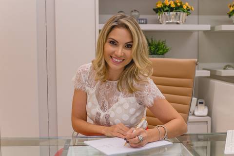 fotografia de de retrato profissional da Medica Dermatologista, Dra Aline Simão , e o Cirurgião Plástico Dr Frederico, fotografia para Revista Saúde de Rondonópolis, fotografo Sergio Simões de Rondonópolis '