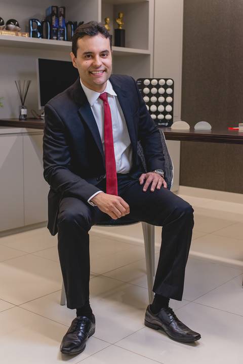 fotografia de de retrato profissional da Medica Dermatologista, Dra Aline Simão , e o Cirurgião Plástico Dr Frederico, fotografia para Revista Saúde de Rondonópolis, fotografo Sergio Simões de Rondonópolis '