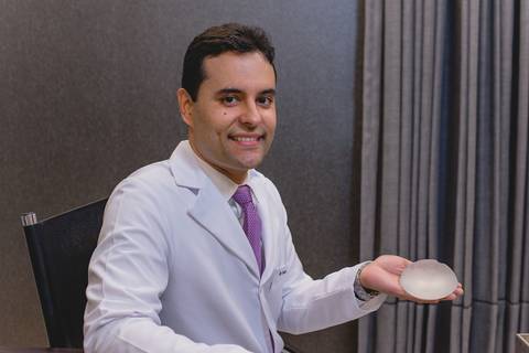 fotografia de de retrato profissional da Medica Dermatologista, Dra Aline Simão , e o Cirurgião Plástico Dr Frederico, fotografia para Revista Saúde de Rondonópolis, fotografo Sergio Simões de Rondonópolis '