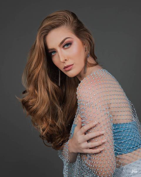 retrato corporativo BH, retrato belo horizonte, foto de perfil corporativo, ensaio corporativo, retrato profissional, fotografia em estúdio fotográfico, pose fotográfica profissional'