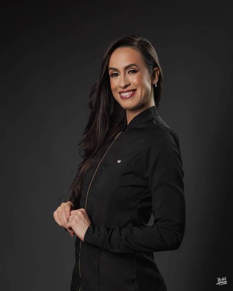 retrato corporativo BH, retrato belo horizonte, foto de perfil corporativo, ensaio corporativo, retrato profissional, fotografia em estúdio fotográfico, pose fotográfica profissional'