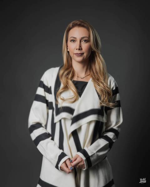 retrato corporativo BH, retrato belo horizonte, foto de perfil corporativo, ensaio corporativo, retrato profissional, fotografia em estúdio fotográfico, pose fotográfica profissional'