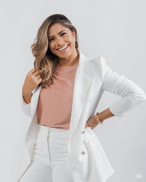 retrato corporativo BH, retrato belo horizonte, foto de perfil corporativo, ensaio corporativo, retrato profissional, fotografia em estúdio fotográfico, pose fotográfica profissional'