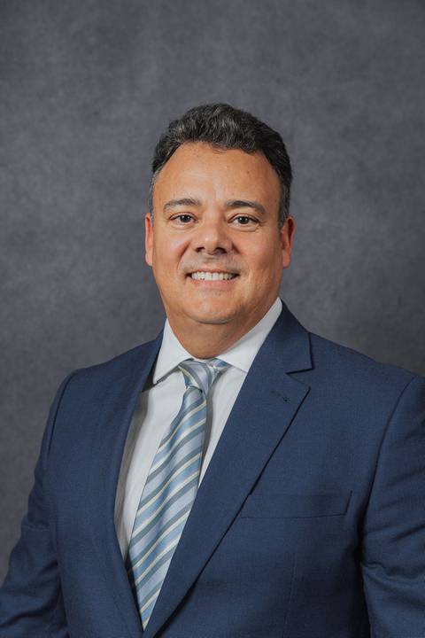 retrato corporativo BH, retrato belo horizonte, foto de perfil corporativo, ensaio corporativo, retrato profissional, fotografia em estúdio fotográfico, pose fotográfica profissional'