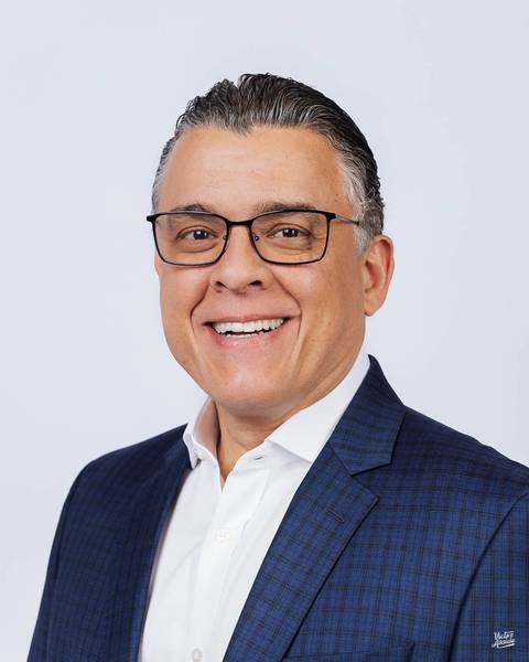 retrato corporativo BH, retrato belo horizonte, foto de perfil corporativo, ensaio corporativo, retrato profissional, fotografia em estúdio fotográfico, pose fotográfica profissional'