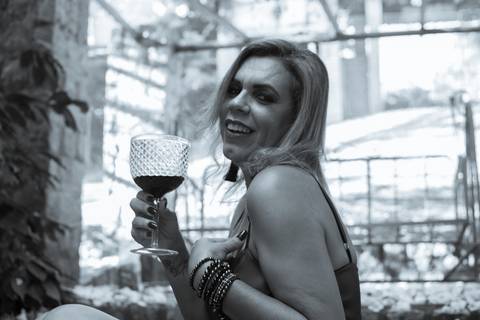 foto preto e branco com vinho'