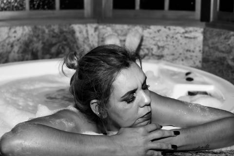 foto preto e branco na banheira'