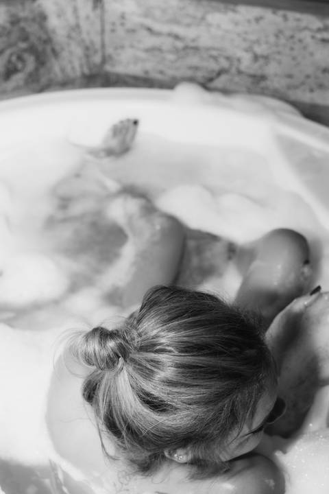 foto preto e branco na banheira pernas'