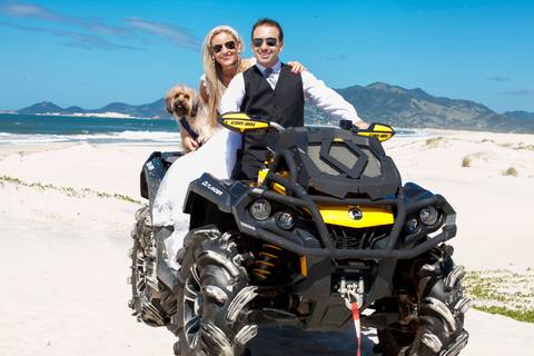 O casal até andou de quadriciclo. '