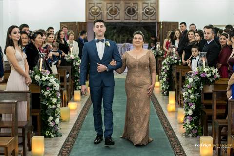 Noivo entrando na igreja com sua mãe'