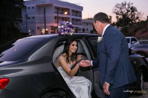 Pai tirando a noiva do carro'