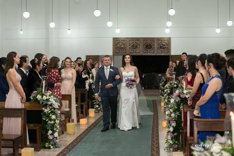 noiva entrando com seu pai na igreja'