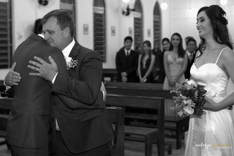 Abraço entre noivo e o pai da noiva'