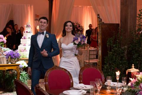 Casal entrando na festa'