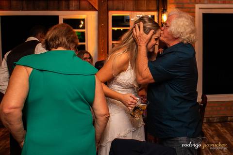 noiva sendo beijada pelo tio'