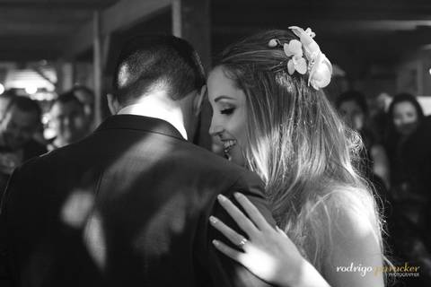 noivos dançando'