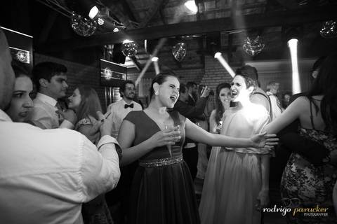 convidados curtindo a festa de casamento'