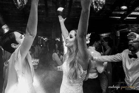 noiva com os braços levantado e cantando'