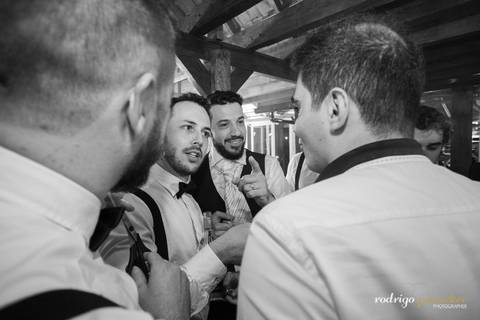 noivos e convidados bebendo'