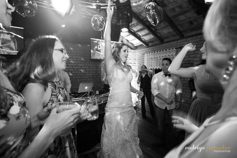 noiva pulando na festa'