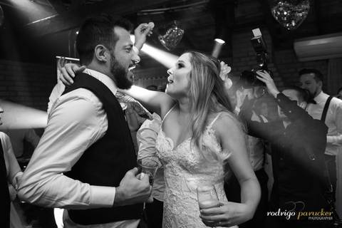 noiva querendo agarrar o noivo na dança'