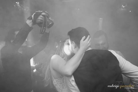 noivos se beijando durante a festa'