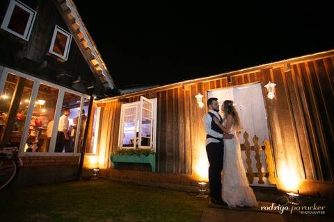 noivos e a casa rústica'