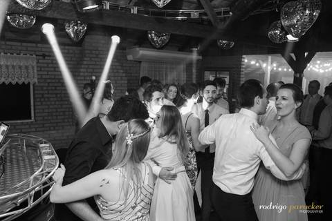 convidados dançando'