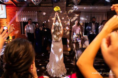 noiva vai jogar buquê'