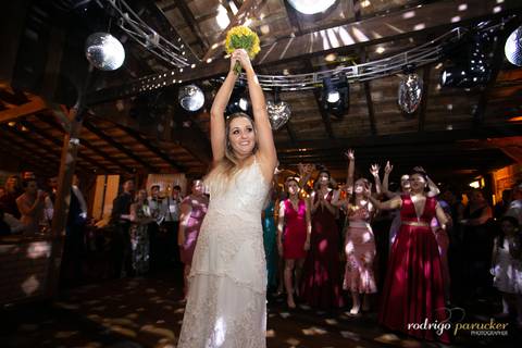 noiva jogando o buquê'