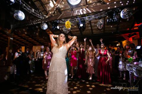 Noiva jogando o buquê amarelo'