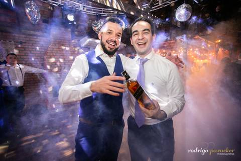 noivo com quem pegou o litro de bebida'