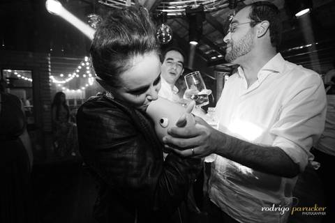 convidada beijando a peppa pig'