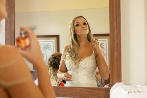 noiva passando o perfume'