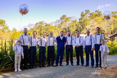 Noivo com os padrinhos, casamento ao ar livre'