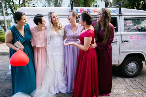 Noiva na saída para a cerimonia com as amigas'