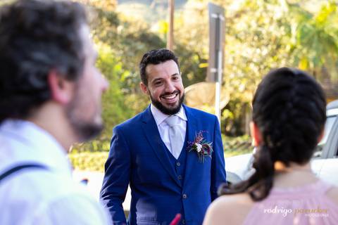 Noivo esperando a cerimonia começar'