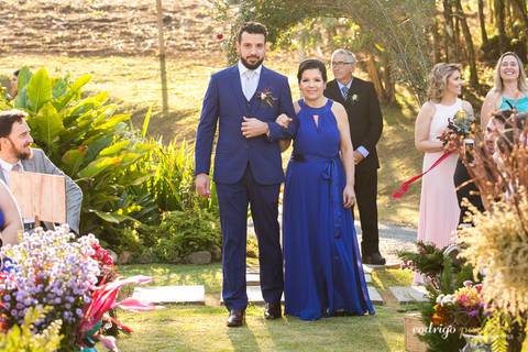 entrada do noivo com a mãe'